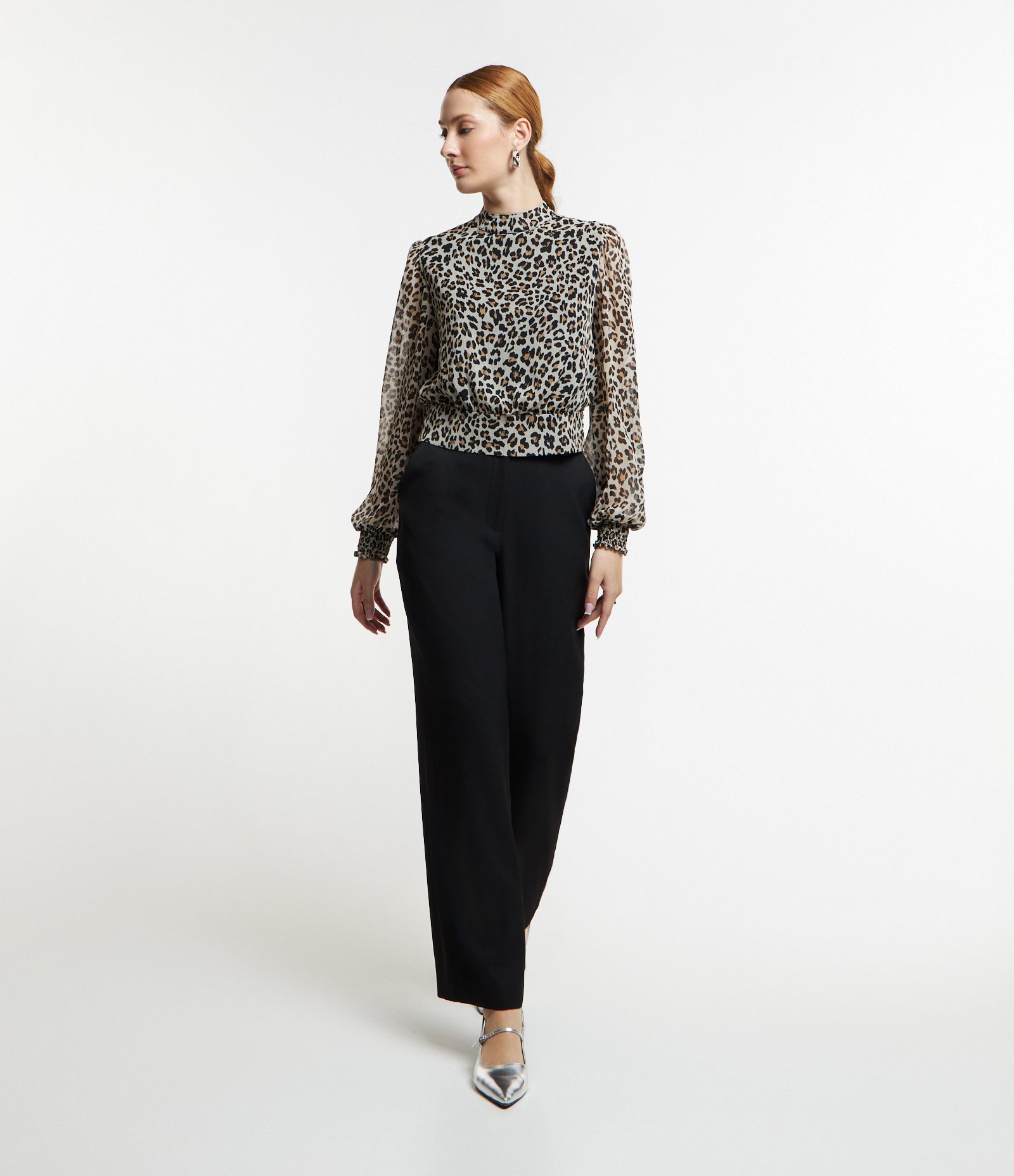 Blusa em Chiffon com Golinha e Ajuste em Lastex no Punho Off White/ Marrom/ Preto 2