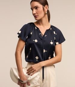 Blusa em Tecido Acetinado com Amarração no Decote e Estampa Losangos