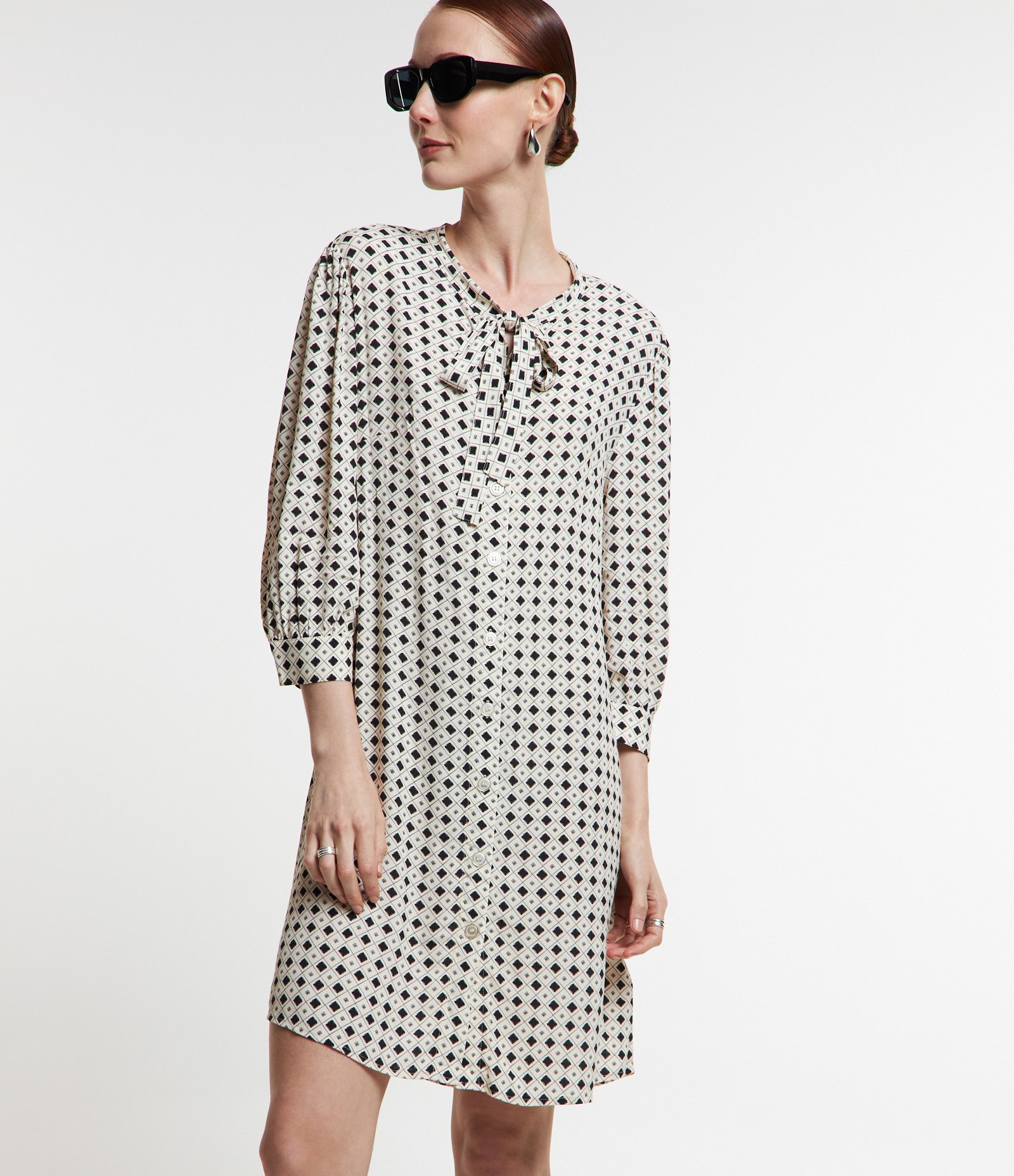 Vestido em Viscose com Abotoamento Frontal e Laço na Gola Off White 1