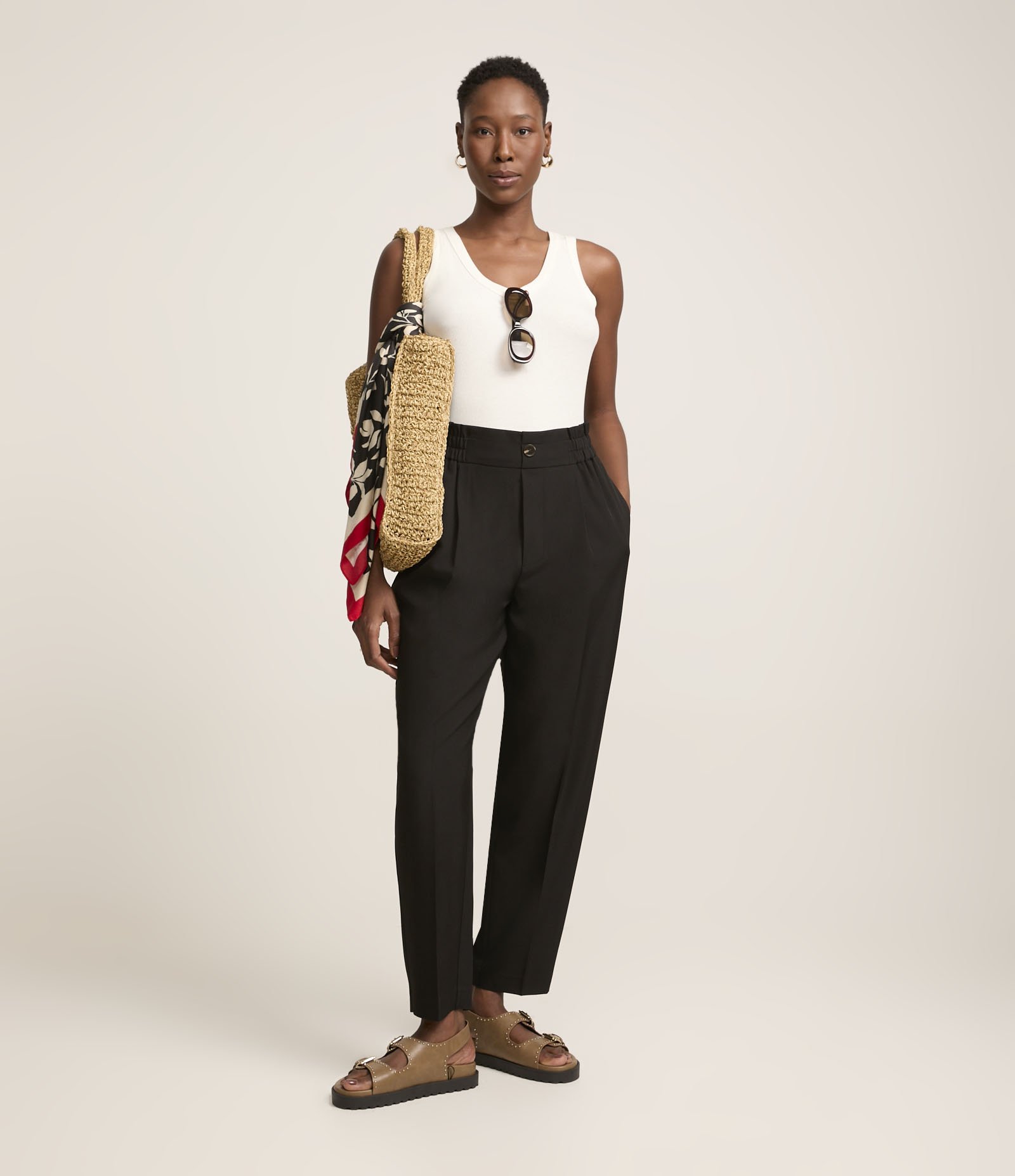 Calça Cenoura Alfaiatada com Cós Elástico e Pregas Preto 1