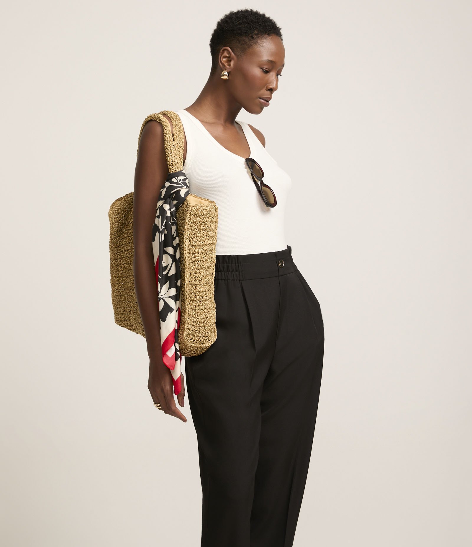 Calça Cenoura Alfaiatada com Cós Elástico e Pregas Preto 2