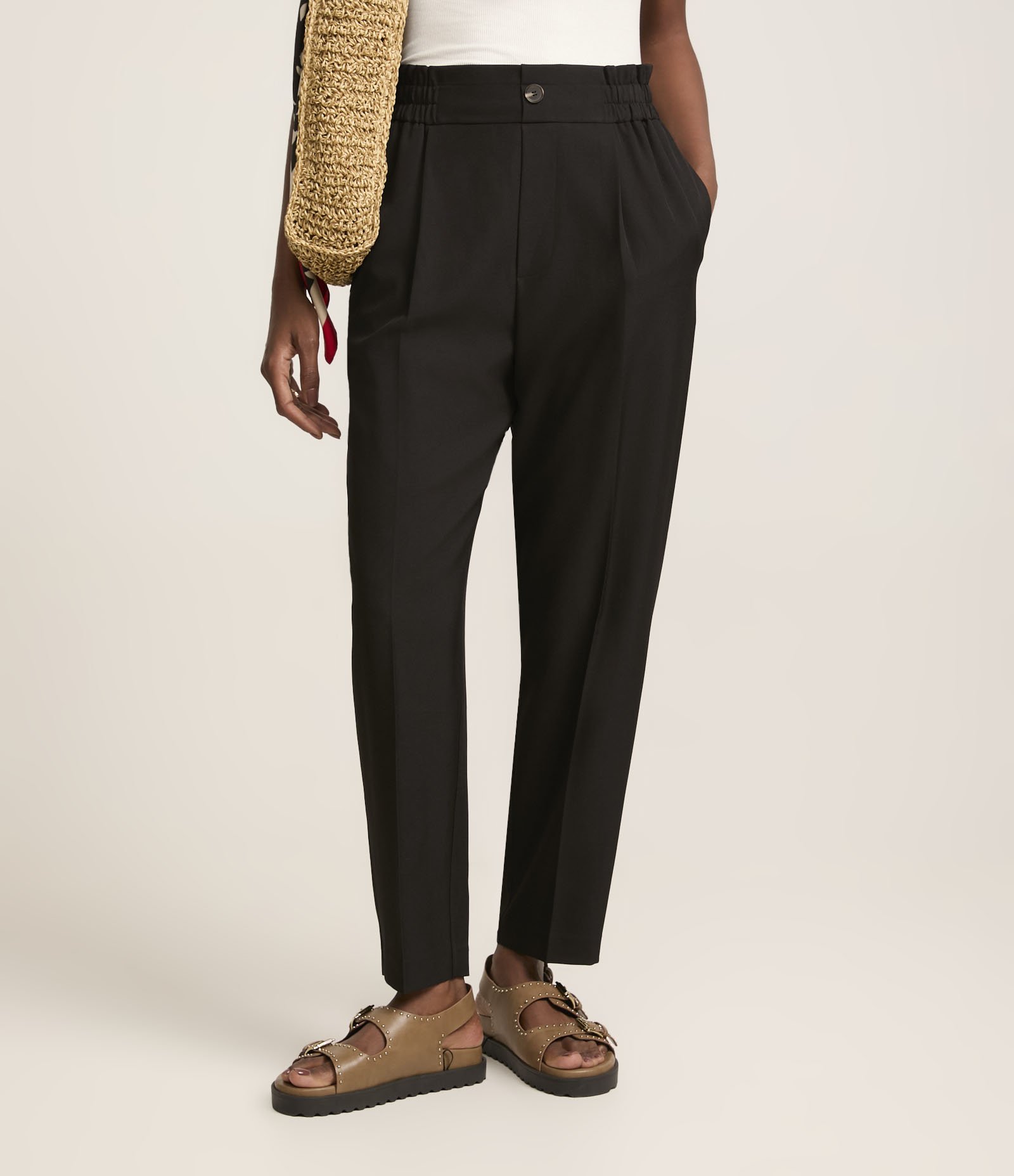 Calça Cenoura Alfaiatada com Cós Elástico e Pregas Preto 3