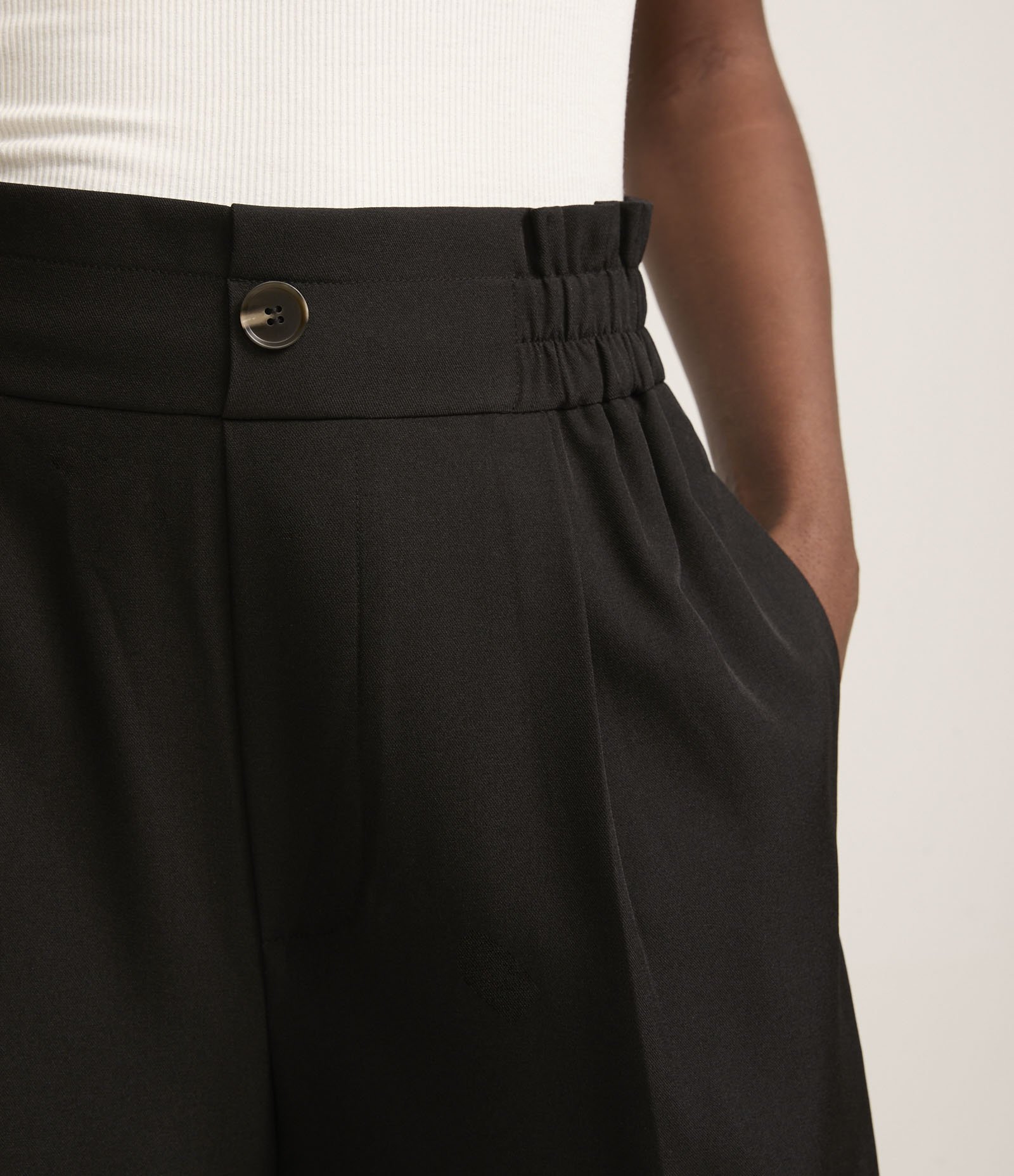 Calça Cenoura Alfaiatada com Cós Elástico e Pregas Preto 4