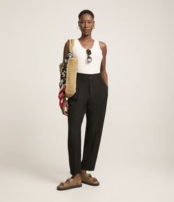 Calça Cenoura Alfaiatada com Cós Elástico e Pregas