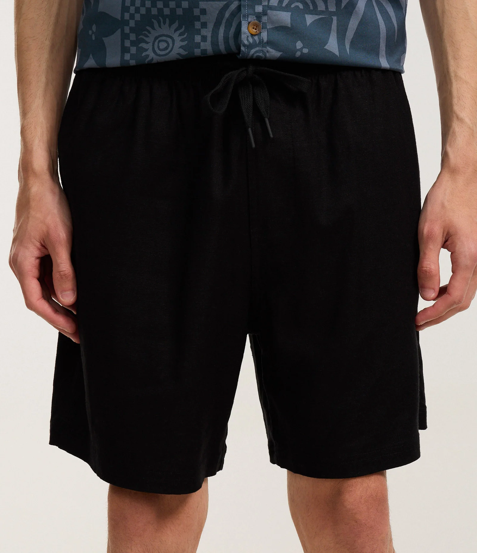 Bermuda em Tela com Cânhamo e Bolsos Preto 2