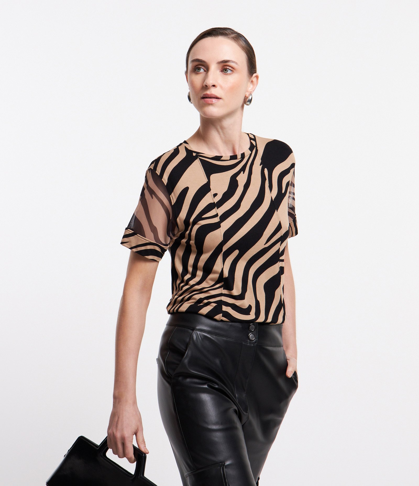 Blusa em Viscose com Tule na Manga e Estampa Animal Print Zebra Bege/ Preto 1