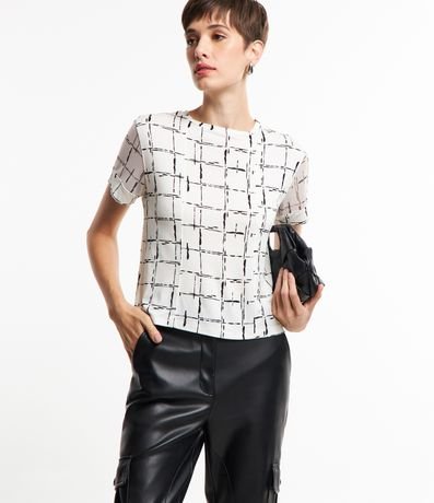 Blusa em Viscose com Detalhe de Tule na Manga e Estampa Geométrica Menor preço em Blusa em Viscose com Detalhe de Tule na Manga e Estampa Geométrica