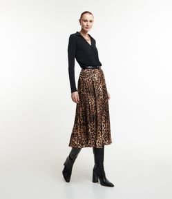 Saia Midi em Tecido Acetinado com Textura Plissada e Estampa Oncinha