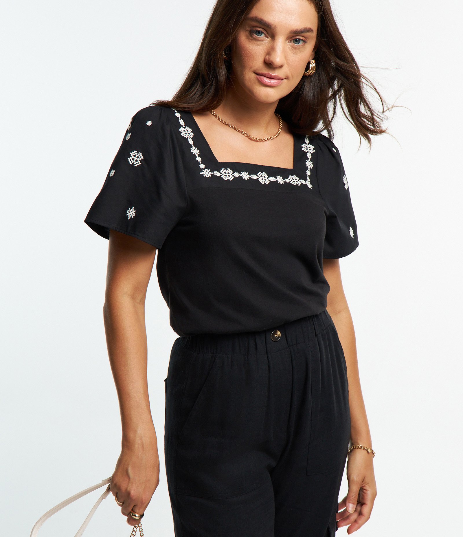 Blusa Manga Curta em Algodão com Bordados Preto 1