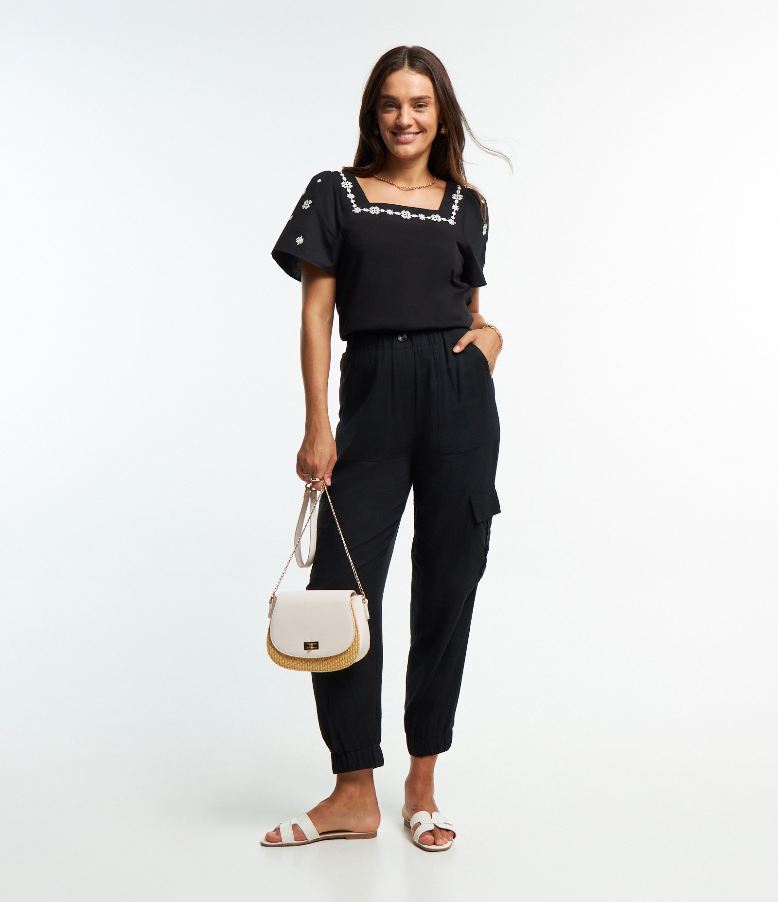 Blusa Manga Curta em Algodão com Bordados Preto 2