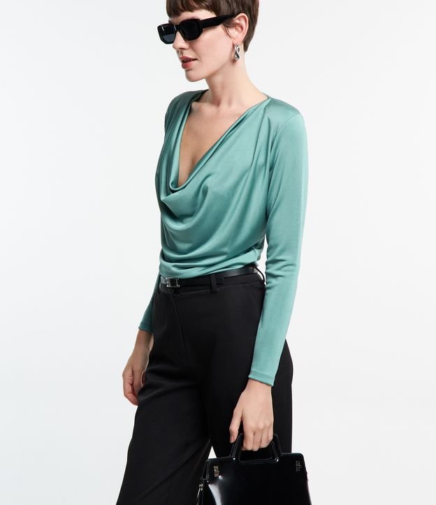 Blusa em Meia Malha com Ombreiras e Decote Degagê