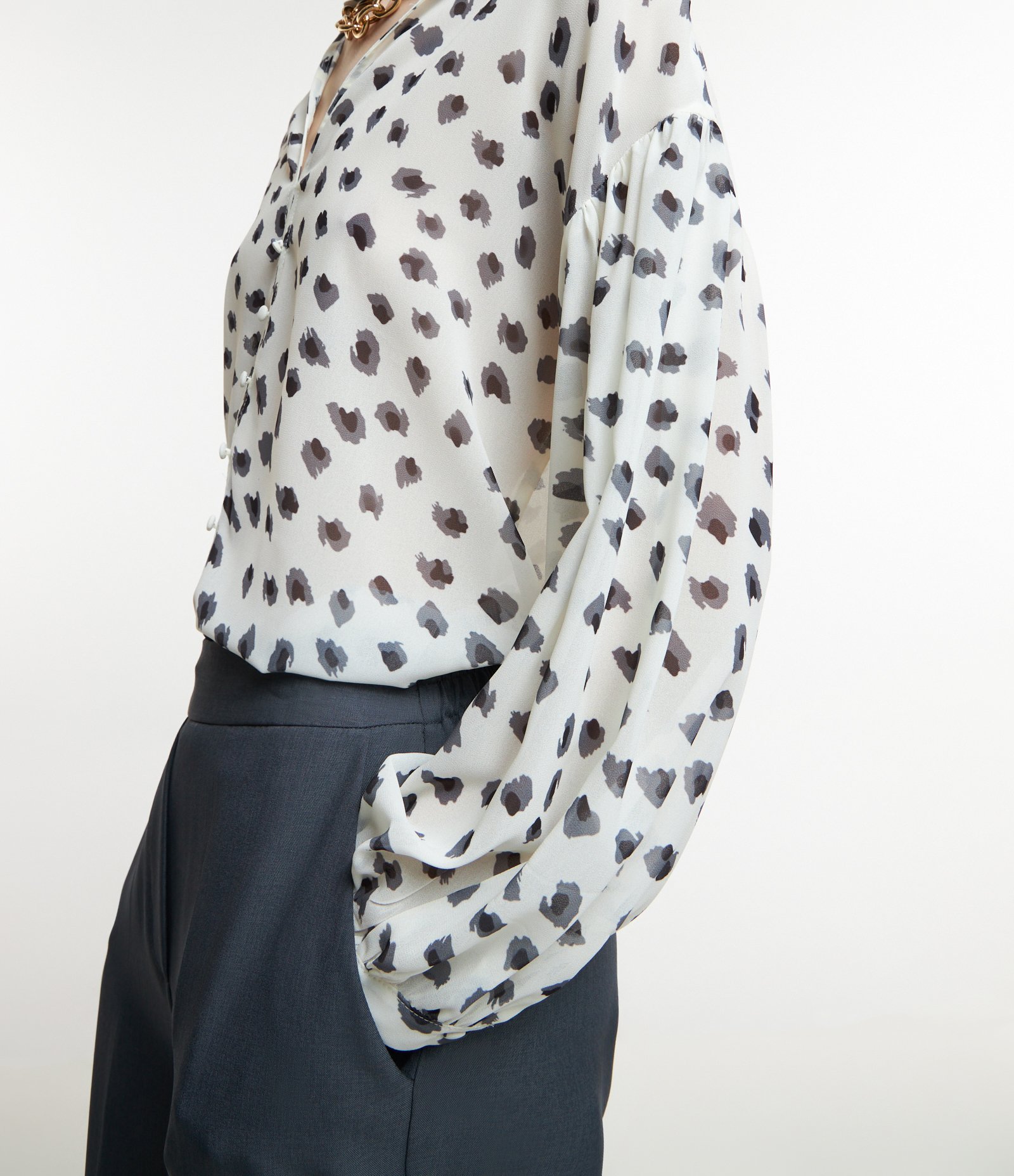 Camisa em Chiffon com Estampa Oncinha Pincelada Branco Neve 3