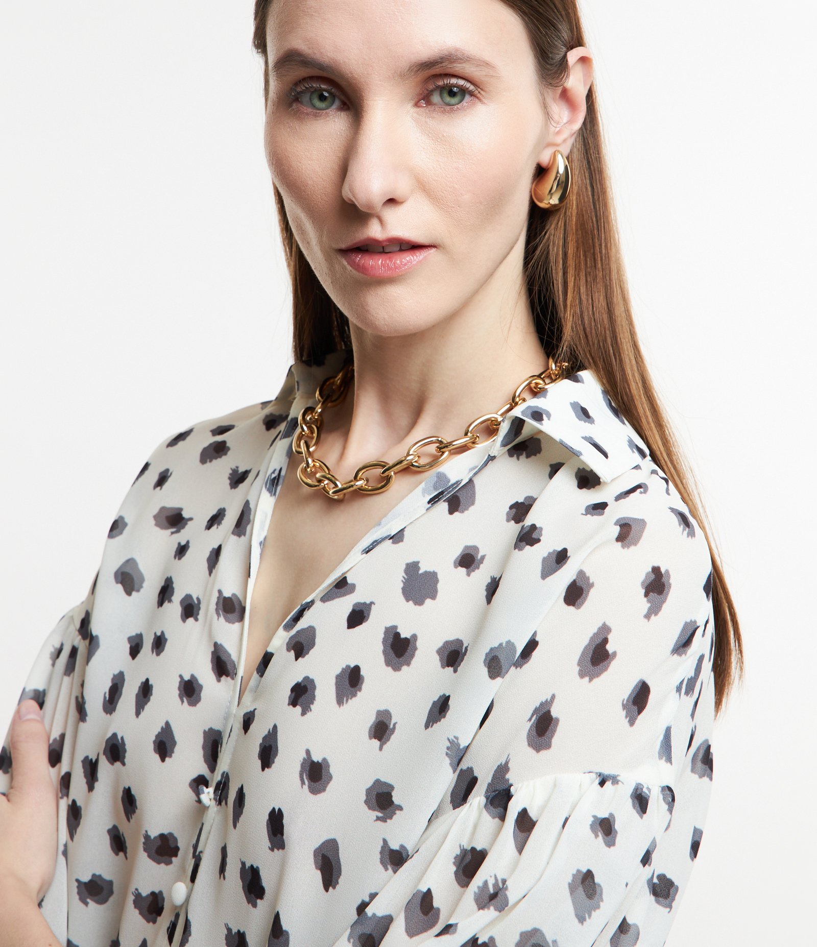 Camisa em Chiffon com Estampa Oncinha Pincelada Branco Neve 4