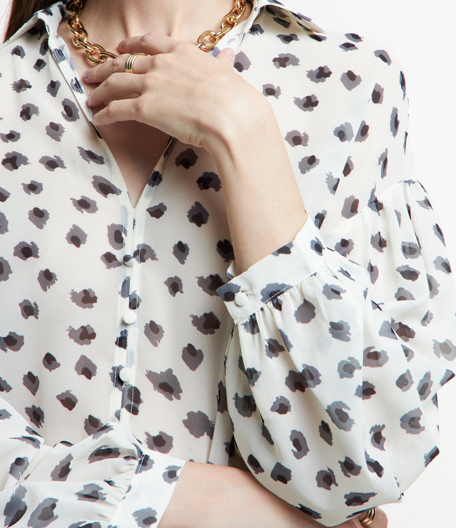Camisa em Chiffon com Estampa Oncinha Pincelada Branco Neve 5