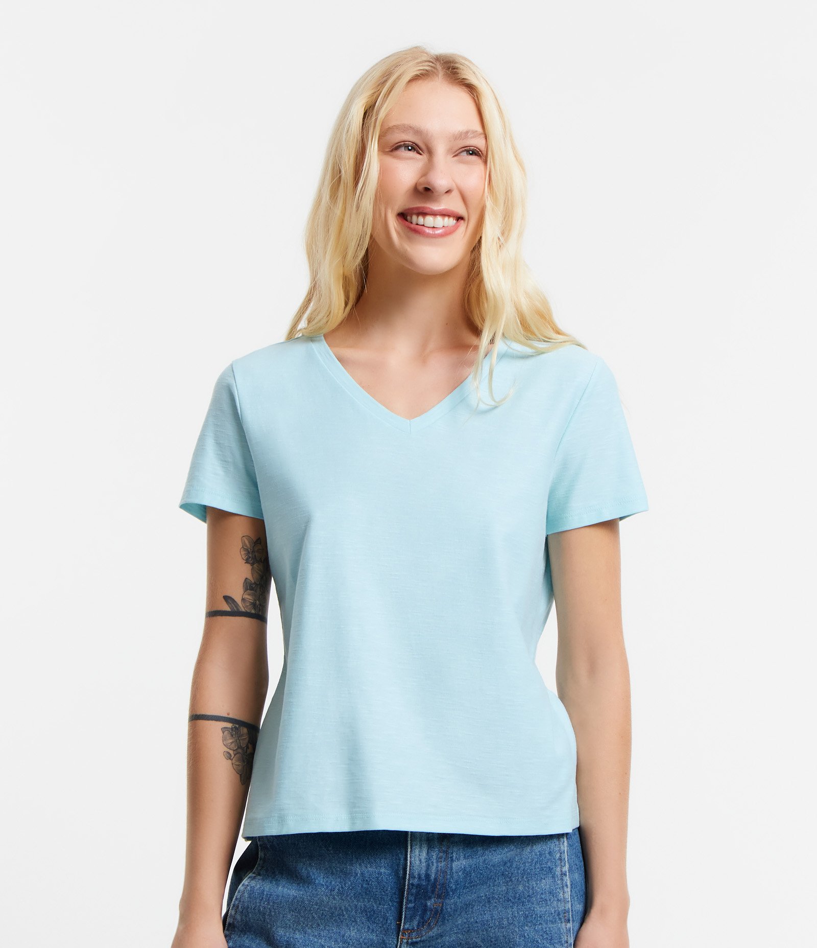 Blusa T-shirt em Algodão Flame com Gola V Azul Claro 1