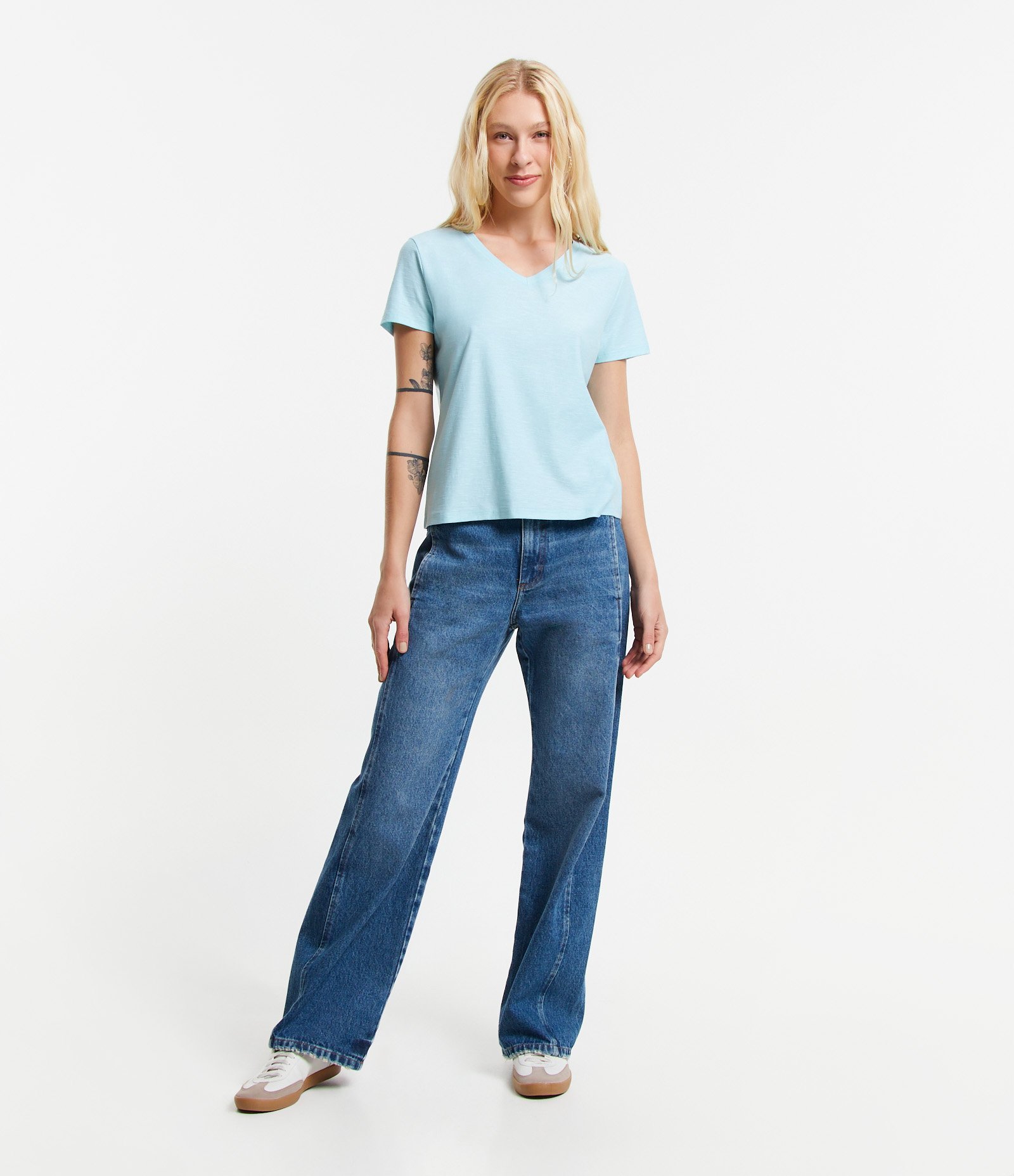 Blusa T-shirt em Algodão Flame com Gola V Azul Claro 2