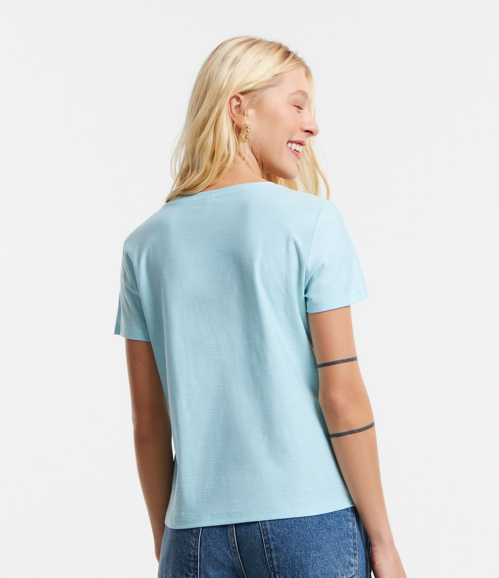Blusa T-shirt em Algodão Flame com Gola V Azul Claro 3