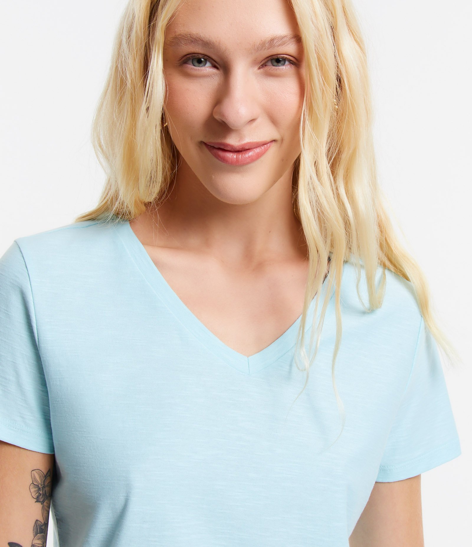 Blusa T-shirt em Algodão Flame com Gola V Azul Claro 4