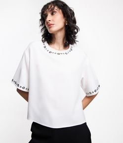 Blusa em Crepe com Ilhoses na Manga e Gola