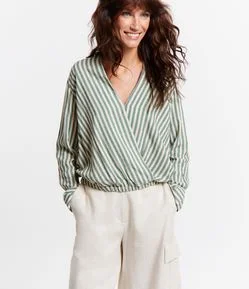 Blusa com Decote V Transpassado e Detalhes em Fio Metalizado