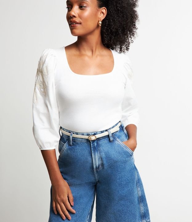 Blusa Grossinha em Ribana com Mangas Bufantes Bordadas e Decote Quadrado