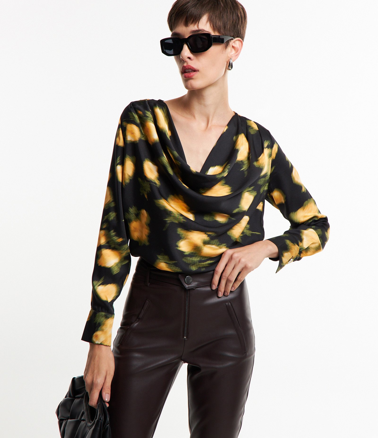 Blusa em Tecido Acetinado com Estampa Floral Efeito Distorcido Preto 1