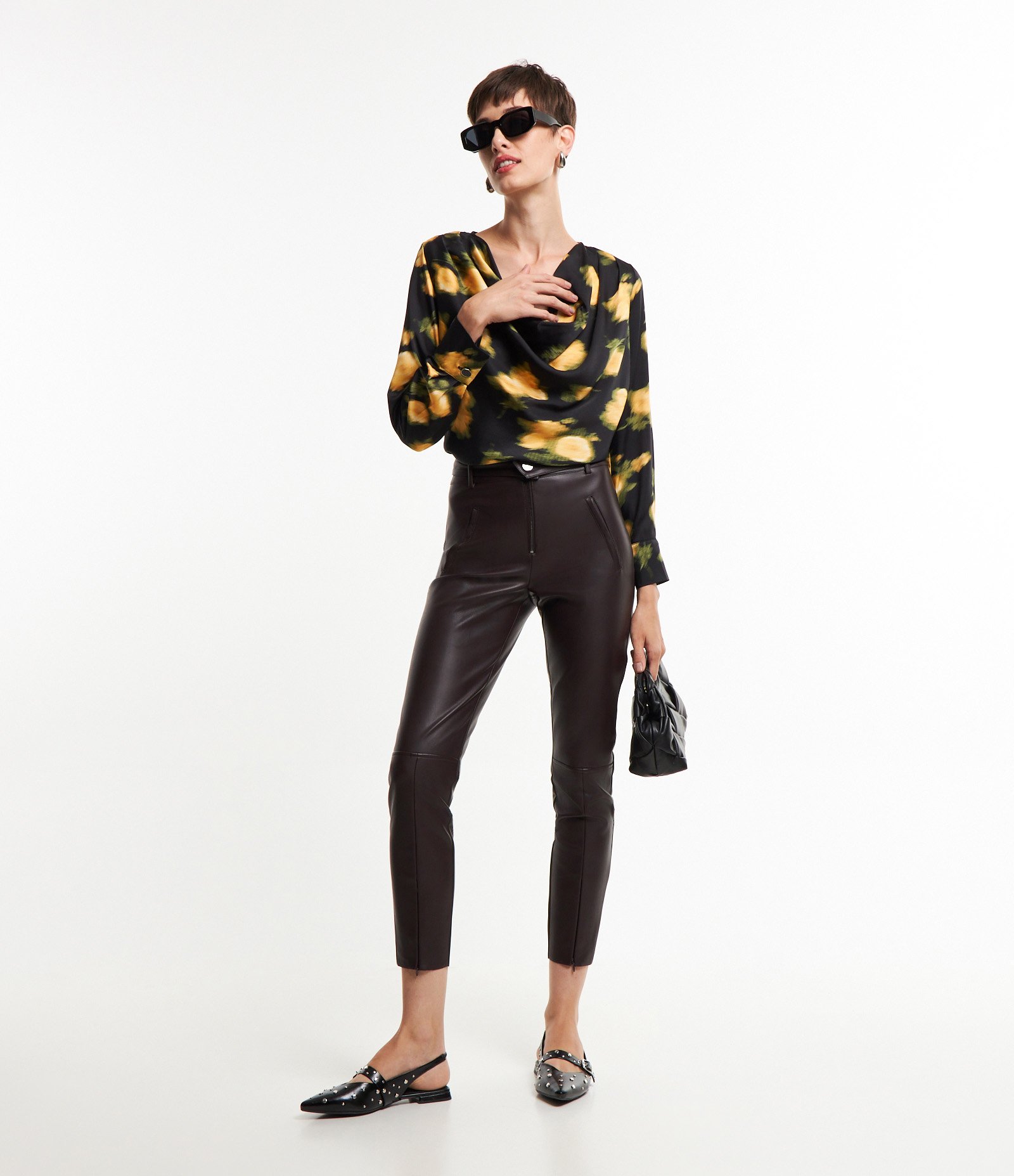 Blusa em Tecido Acetinado com Estampa Floral Efeito Distorcido Preto 2