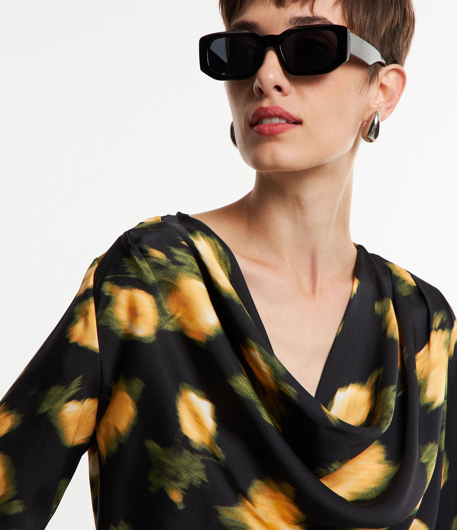 Blusa em Tecido Acetinado com Estampa Floral Efeito Distorcido Preto 3