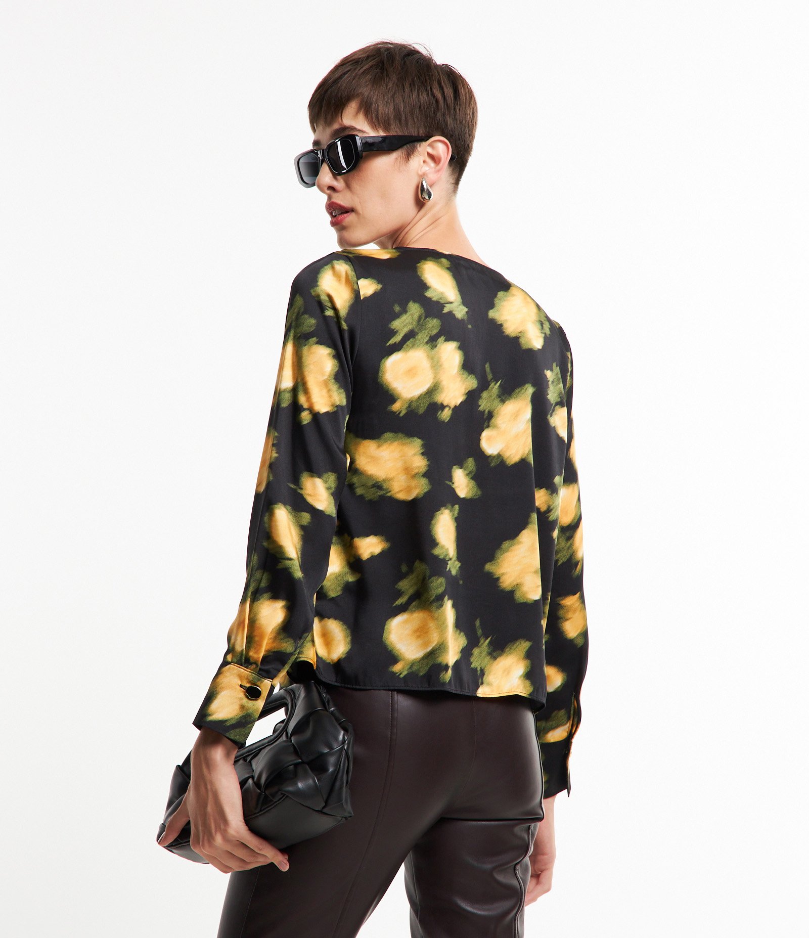 Blusa em Tecido Acetinado com Estampa Floral Efeito Distorcido Preto 4