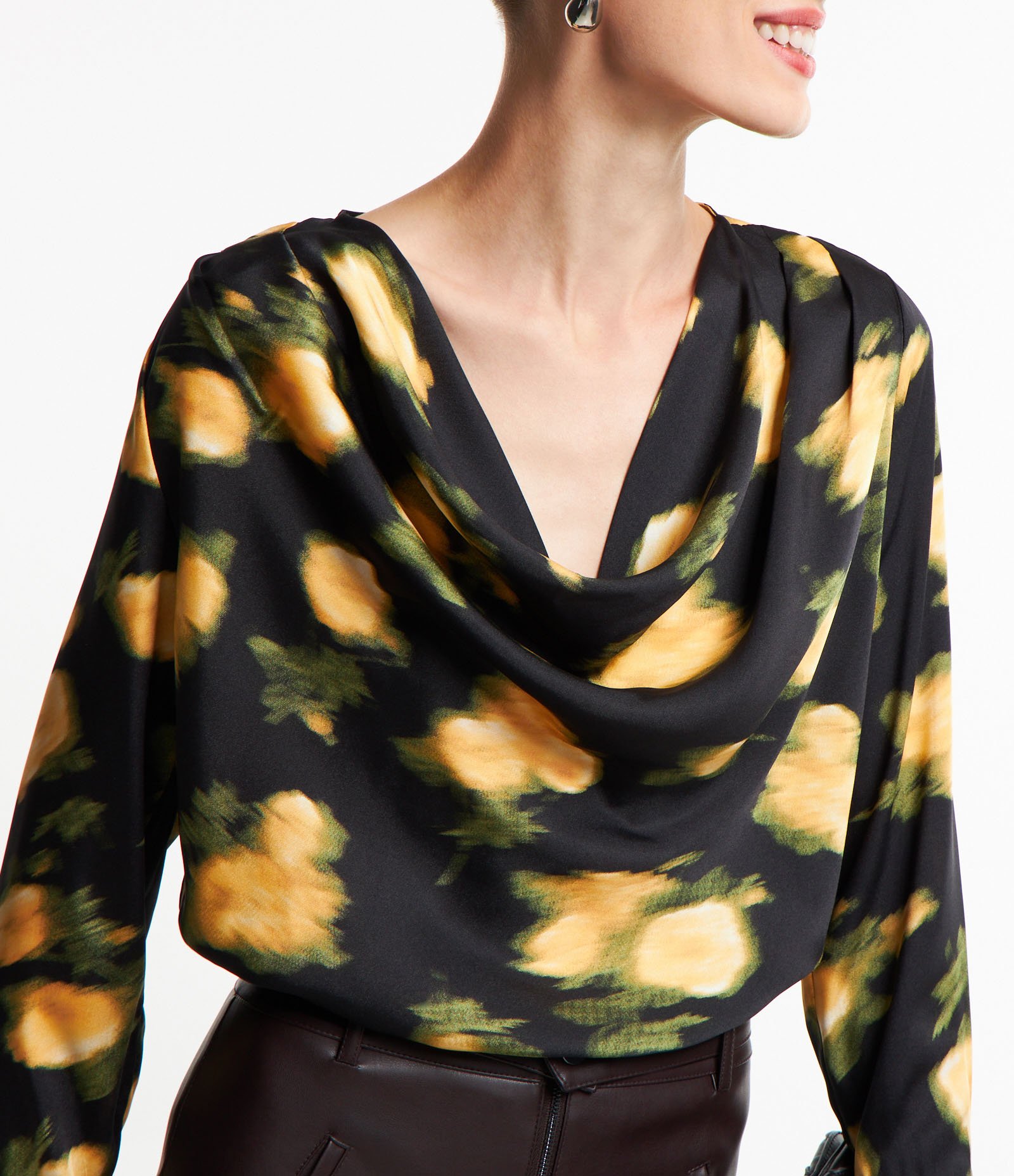 Blusa em Tecido Acetinado com Estampa Floral Efeito Distorcido Preto 5