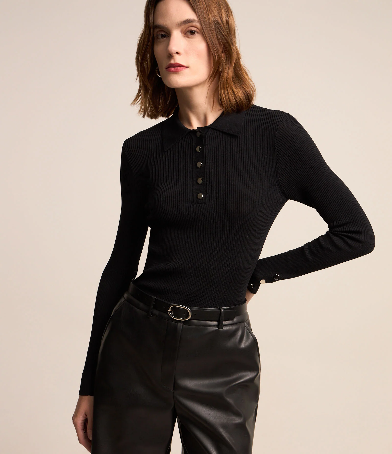 Suéter em Viscose com Gola Lapela e Abotoamento Preto 1