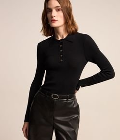 Suéter em Viscose com Gola Lapela e Abotoamento