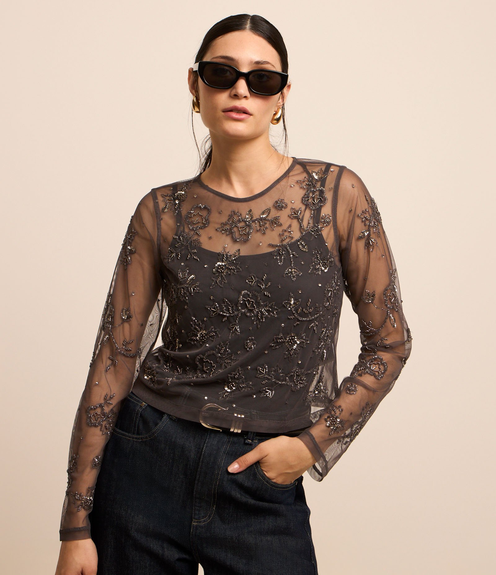 Blusa em Tule com Bordado Floral e Fechamento nas Costas Preto 2