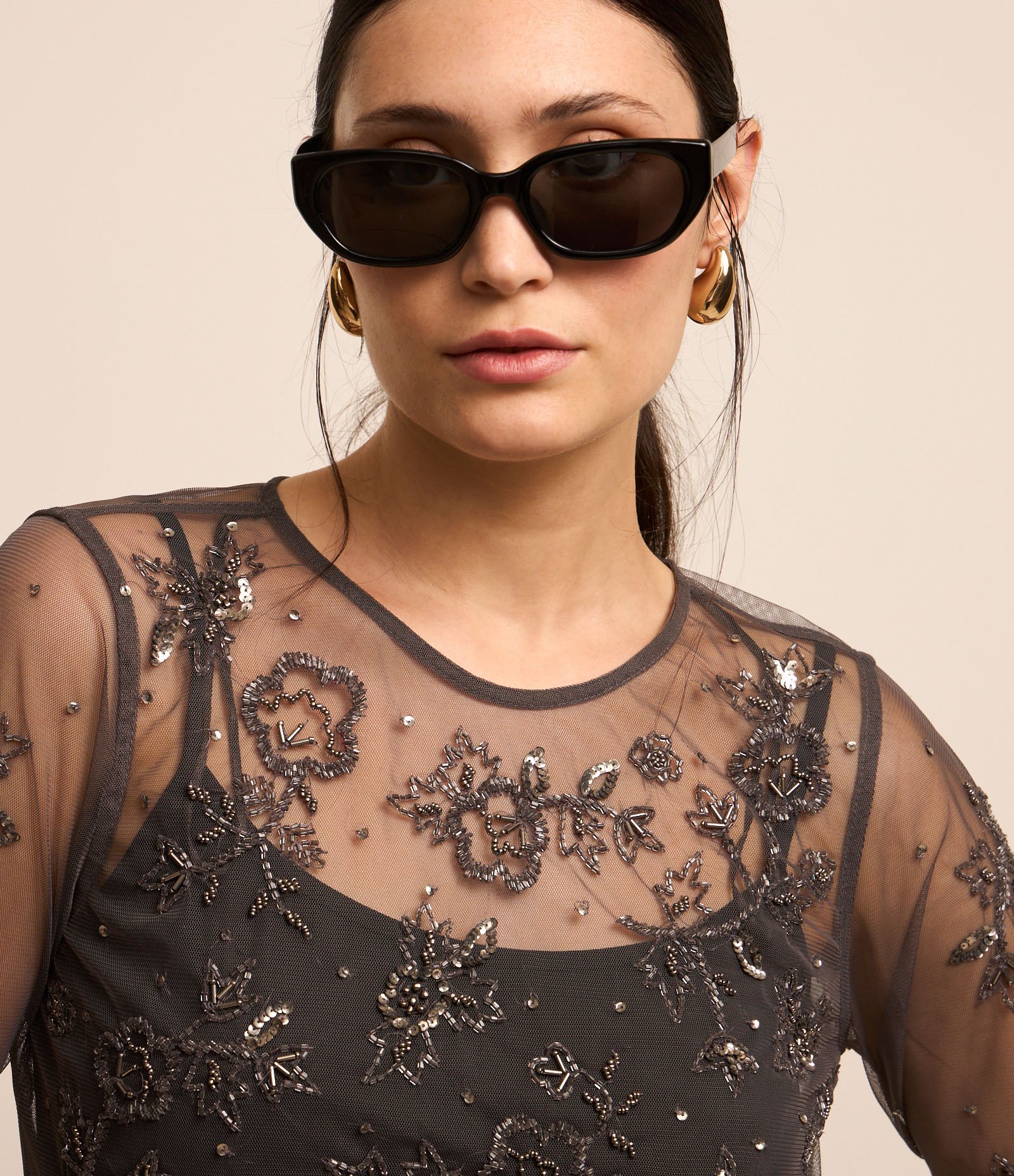 Blusa em Tule com Bordado Floral e Fechamento nas Costas Preto 4