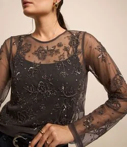 Blusa em Tule com Bordado Floral e Fechamento nas Costas