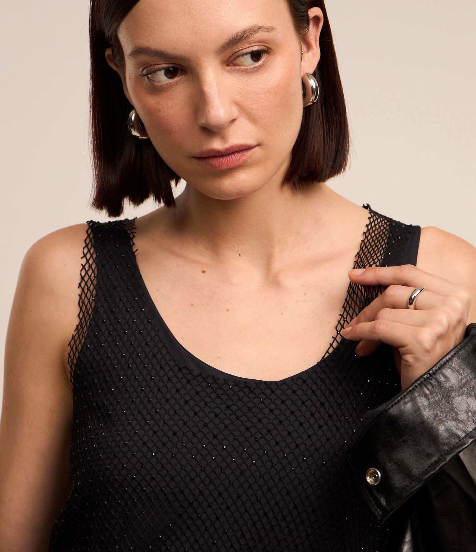 Blusa Regata em Tela com Alça Média e Transparência sem Forro Preto 4