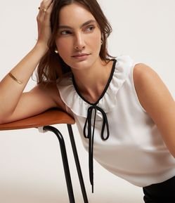 Blusa sem Manga em Crepe com Babado na Gola e Amarração