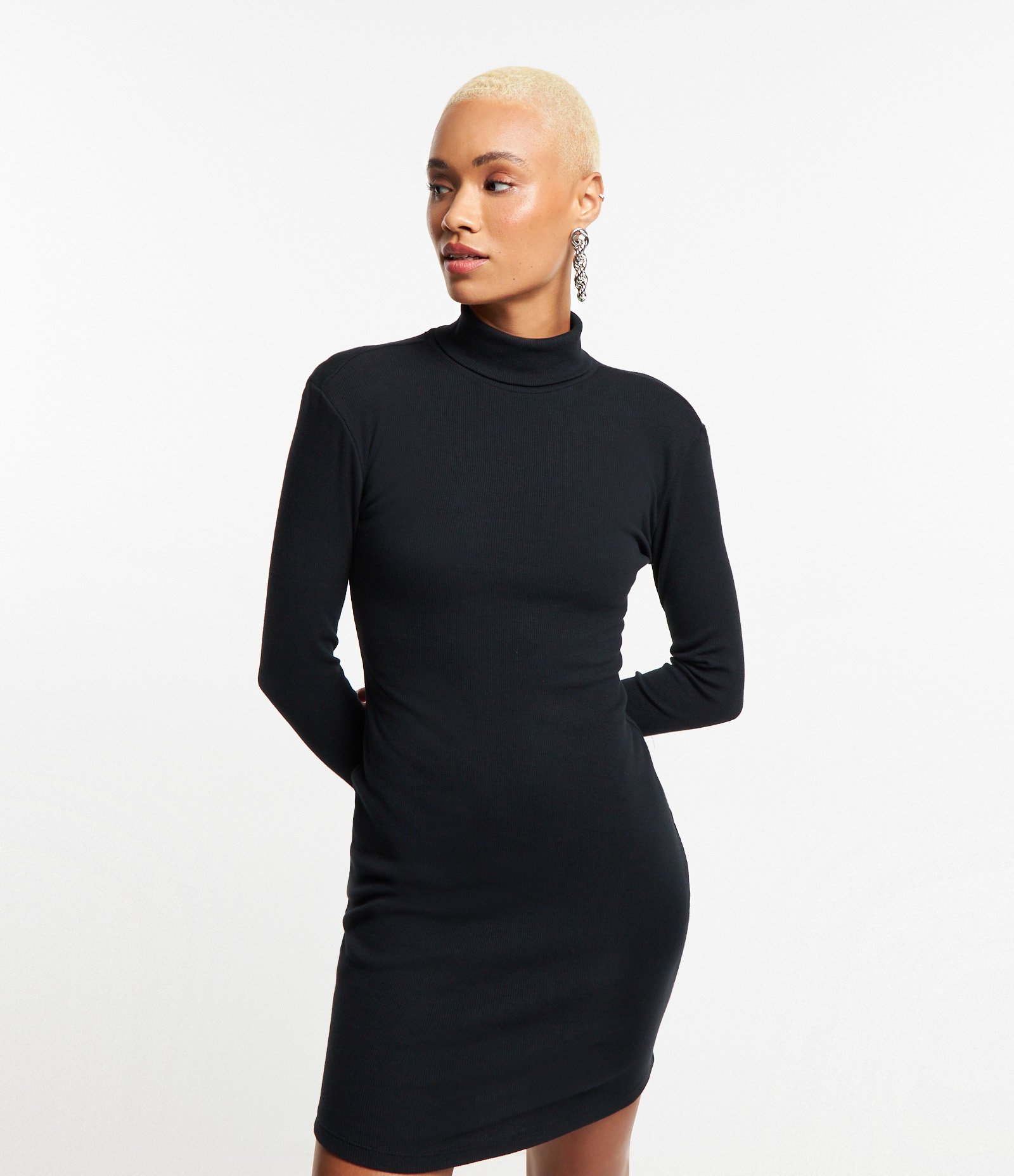 Vestido Reto em Ribana com Barra Arredondada e Golinha Alta Preto 1