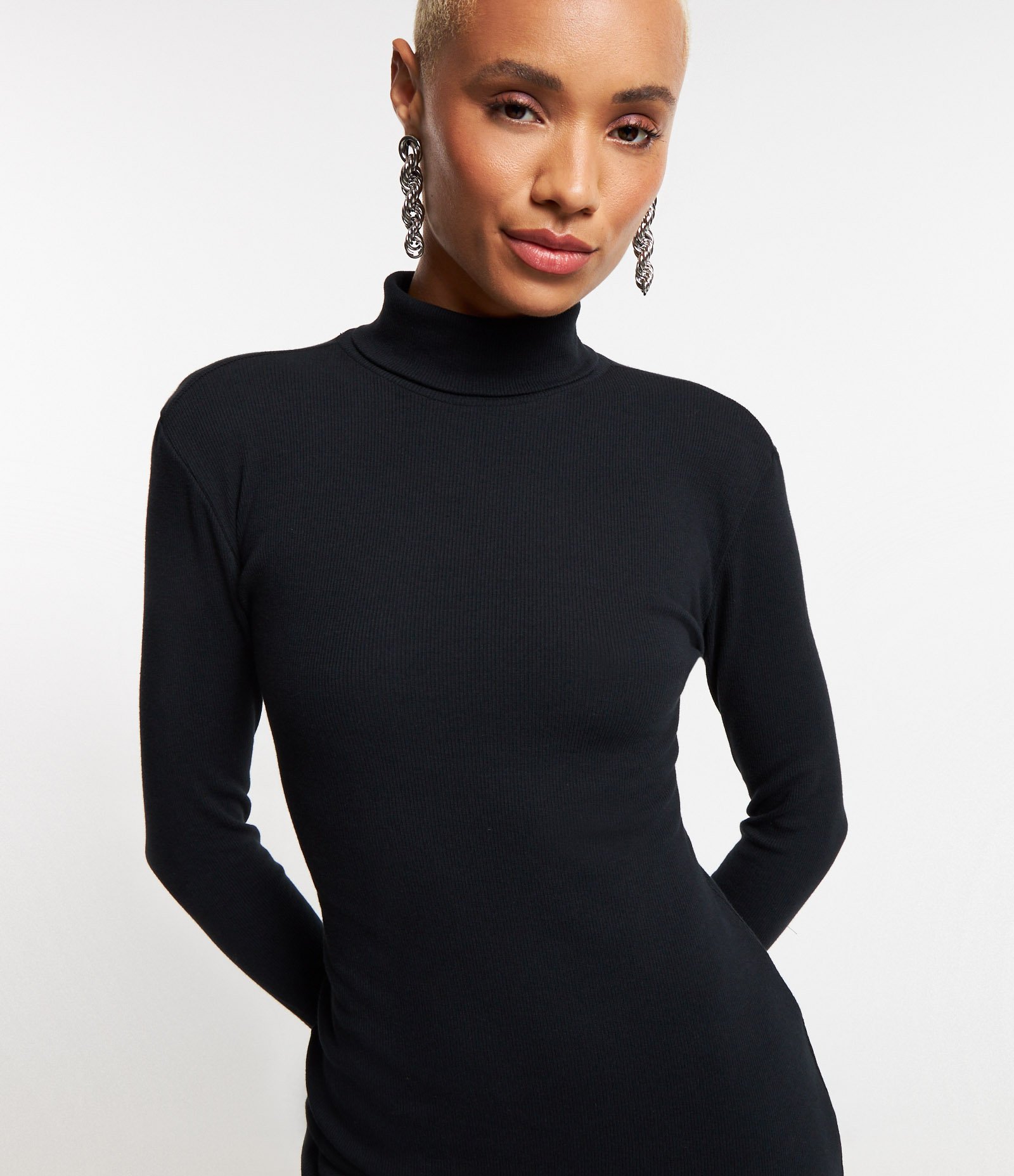 Vestido Reto em Ribana com Barra Arredondada e Golinha Alta Preto 4