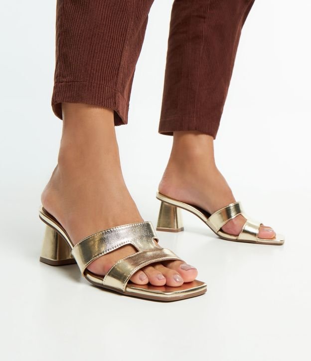 Sandália Mule com Tiras H e Salto Grosso