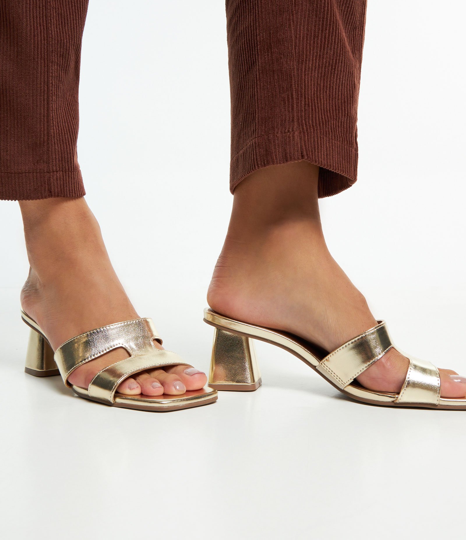 Sandália Mule com Tiras H e Salto Grosso Dourado 6