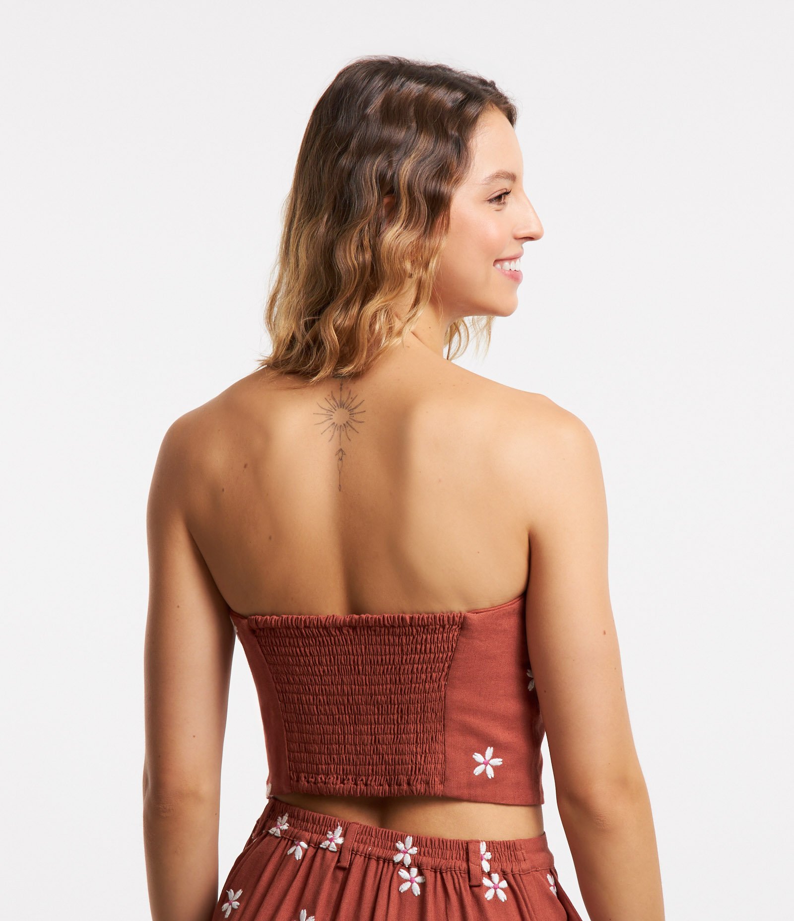 Blusa Cropped em Viscose e Linho com Bordado Margaridas Marrom 3