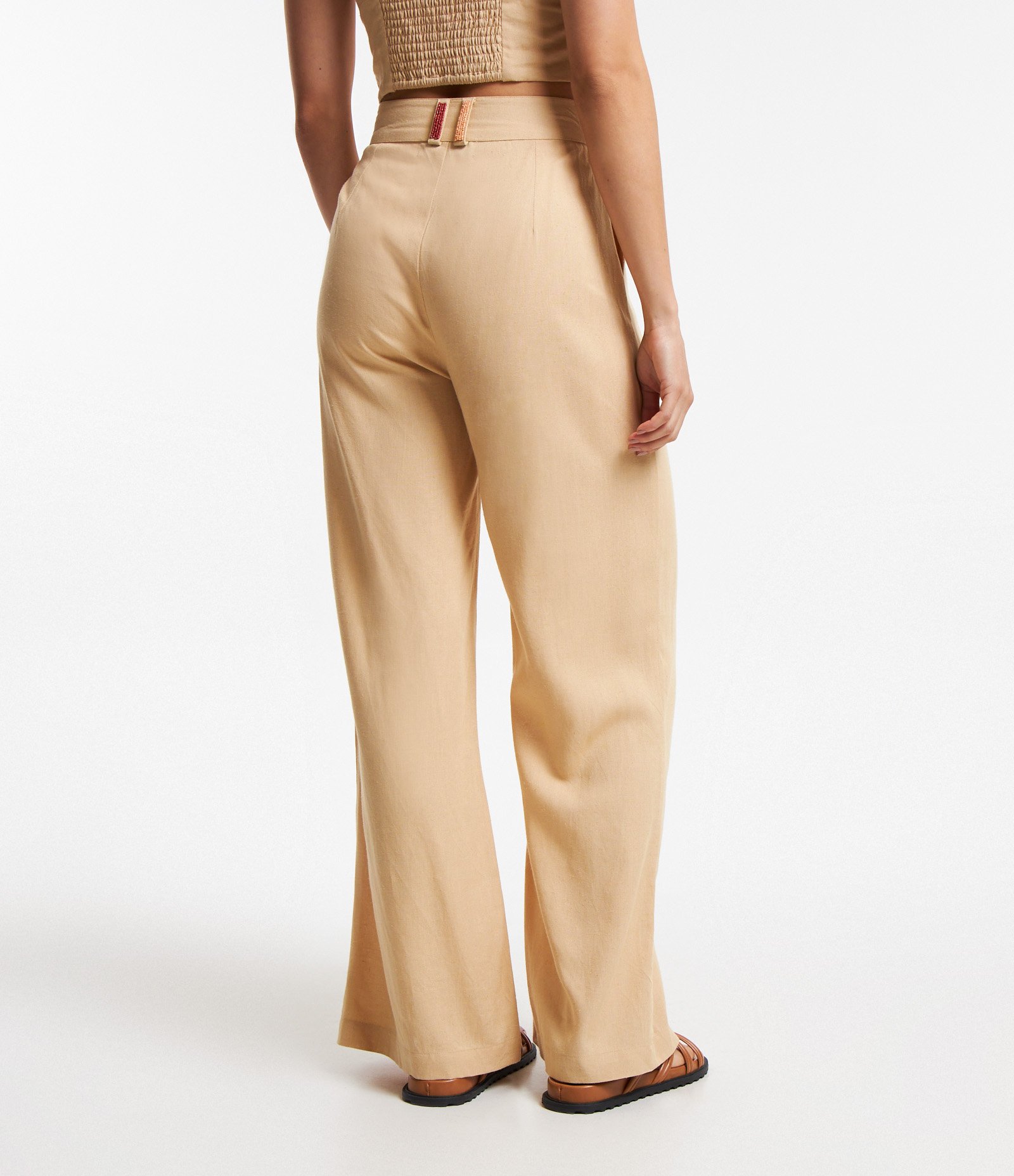 Calça Pantalona em Viscose e Linho e Miçangas nos Passantes Bege 3