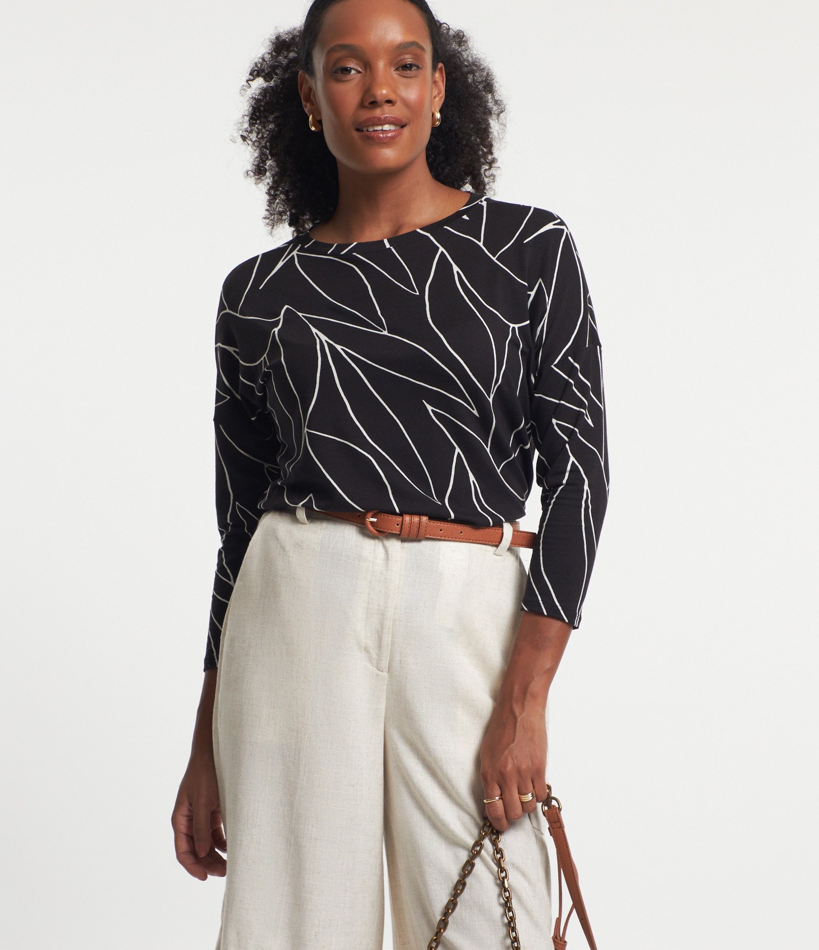 Blusa em Viscose com Estampa Folhagem Contrastante Preto 1
