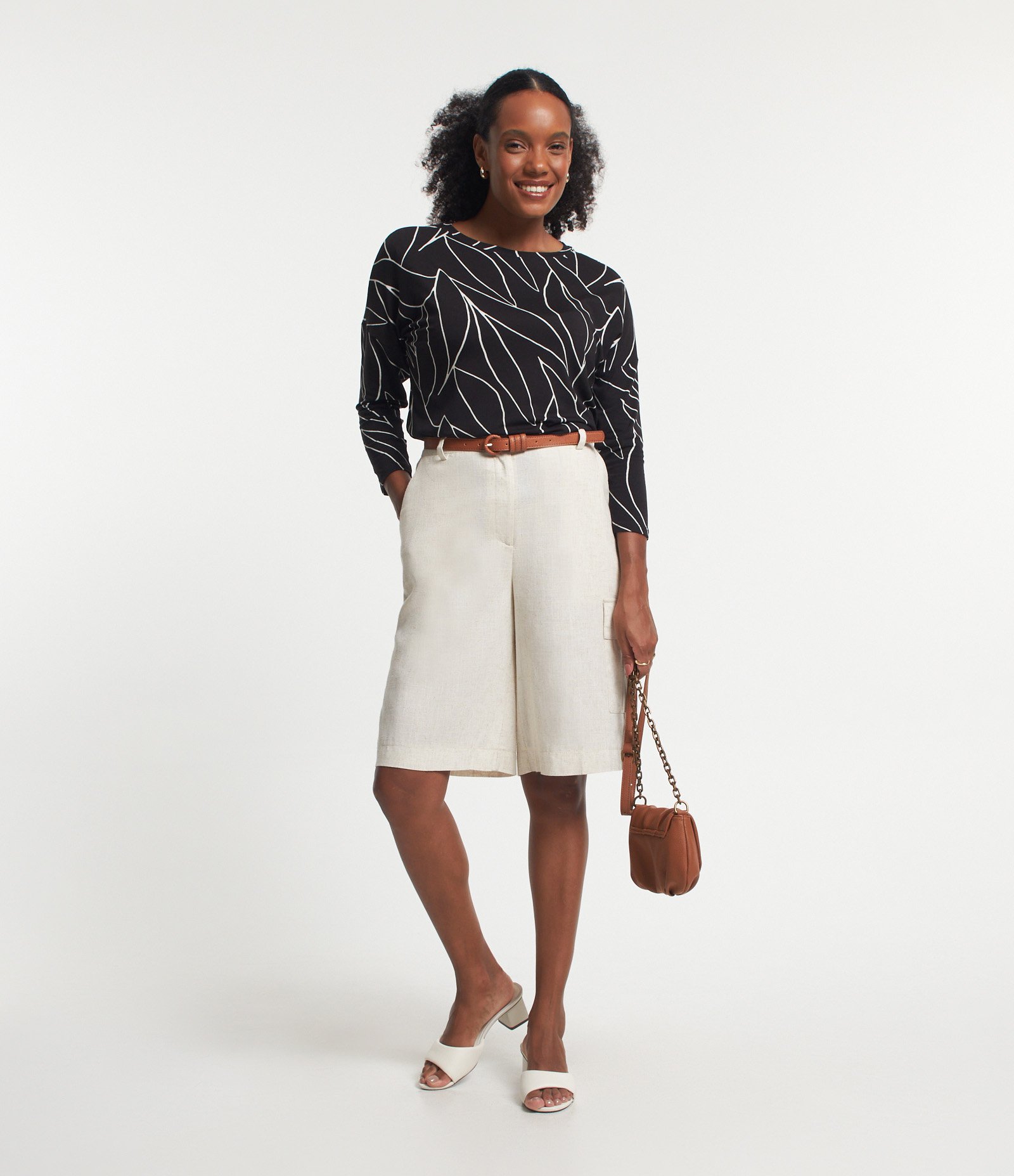 Blusa em Viscose com Estampa Folhagem Contrastante Preto 2