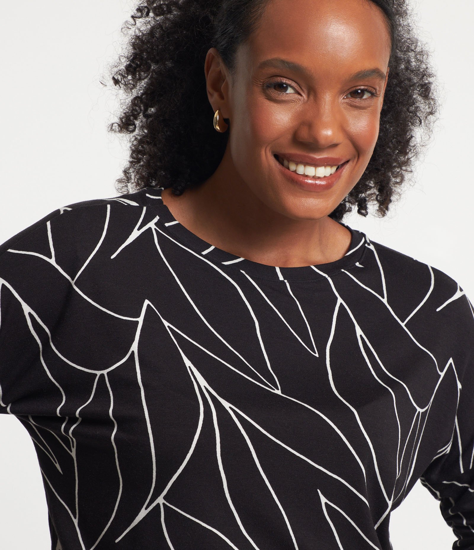 Blusa em Viscose com Estampa Folhagem Contrastante Preto 3