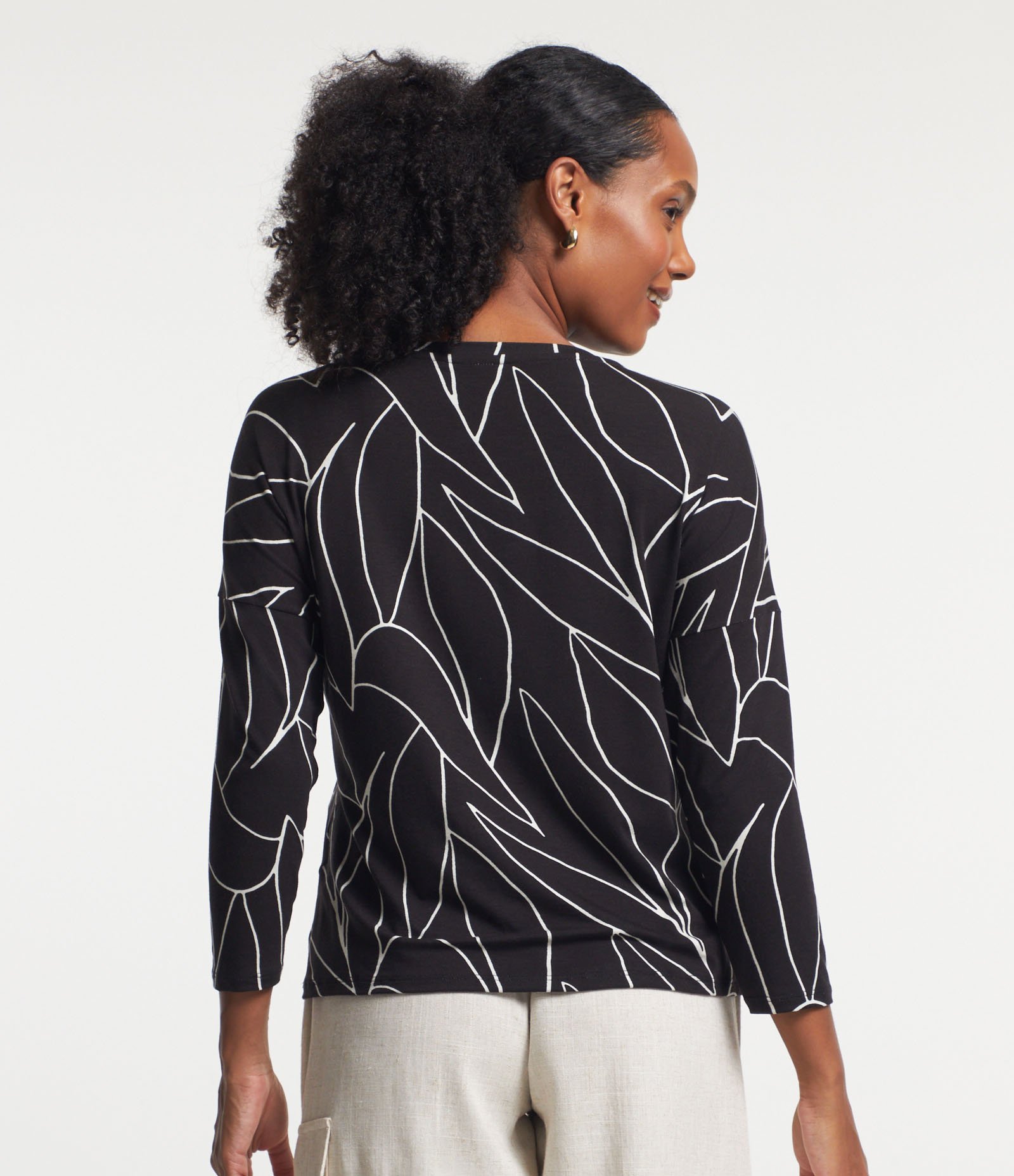 Blusa em Viscose com Estampa Folhagem Contrastante Preto 4