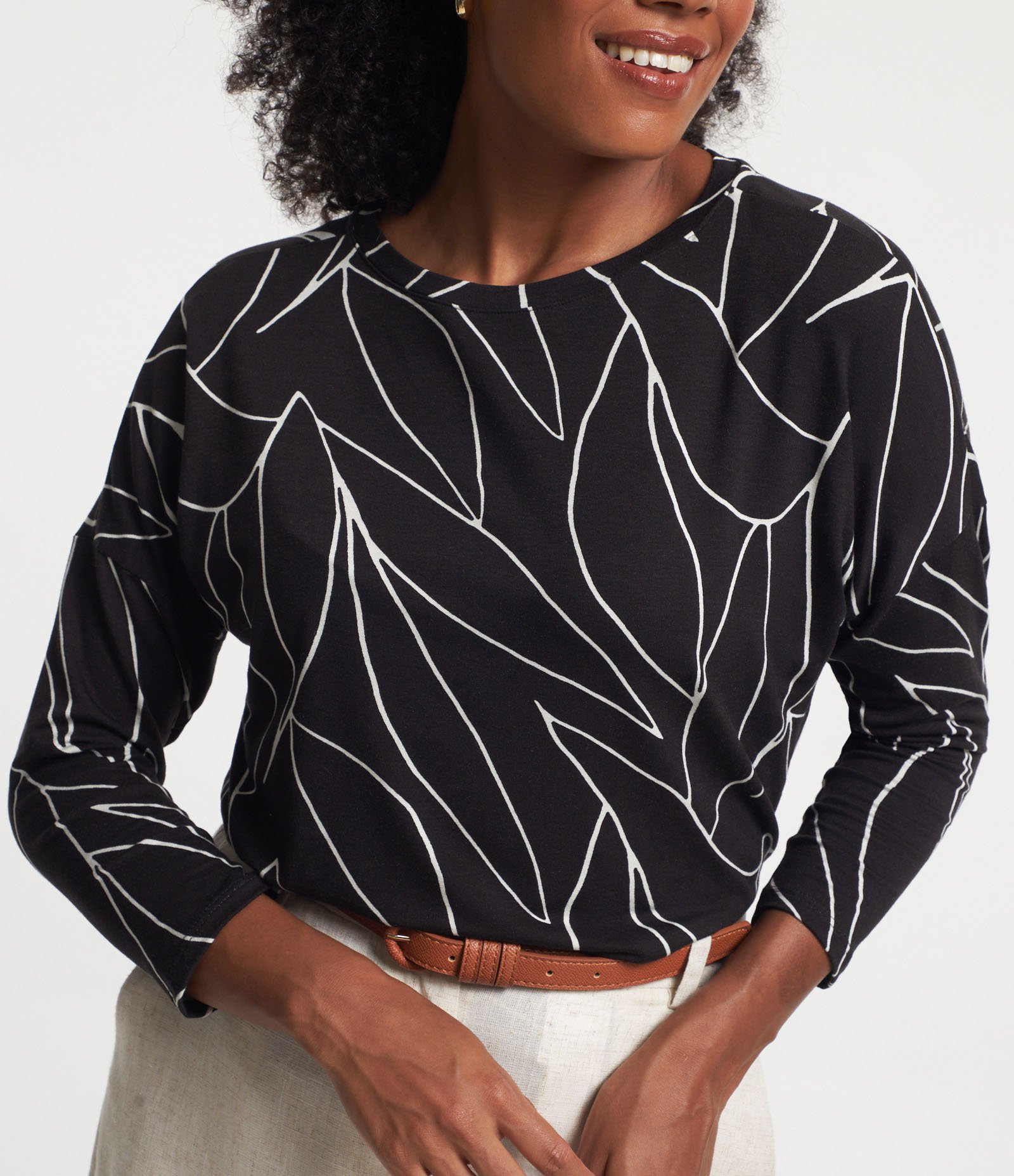 Blusa em Viscose com Estampa Folhagem Contrastante Preto 5