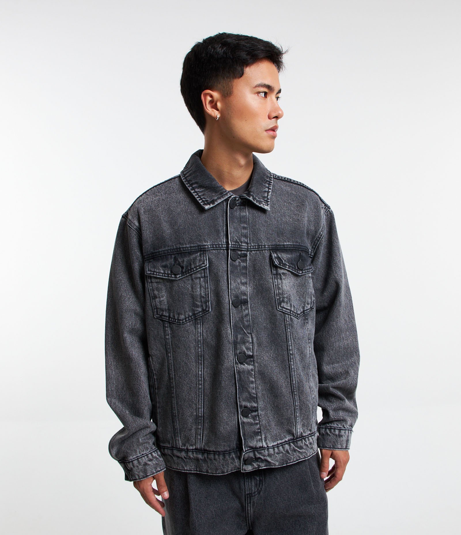 Jaqueta Trucker Boxy em Jeans Dirty com Bolsos Preto 1