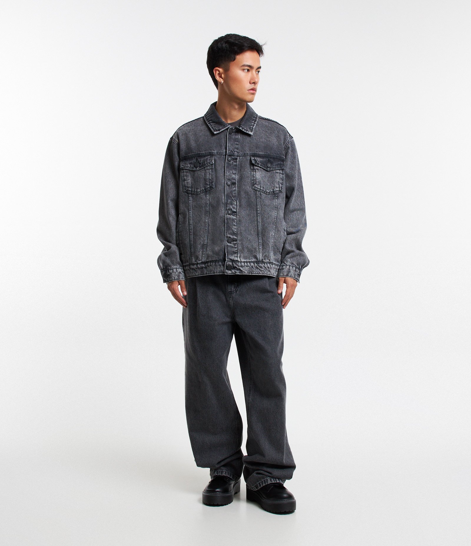 Jaqueta Trucker Boxy em Jeans Dirty com Bolsos Preto 2